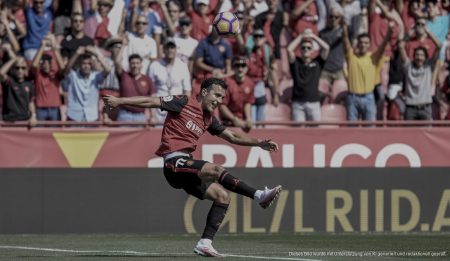 Vedat Muriqi: Der Torjäger von RCD Mallorca auf Erfolgskurs Vedat Muriqi beim Kopfball im Stadion sichtbar