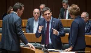 Erfolg für VOX: Unterstützung für Arbeitsmarktinitiative in Mallorca Politiker von VOX im Consell de Mallorca bei einer Sitzung