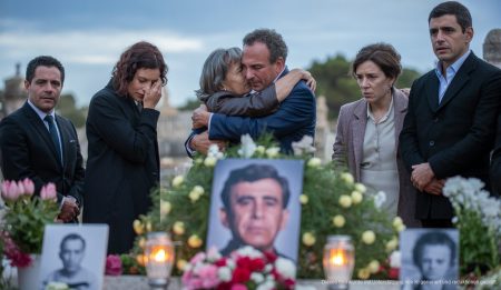 Bewegende Abschiedsszene auf einem mallorquinischen Friedhof mit Trauergästen bei einer Gräberzeremonie.