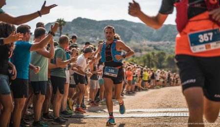 Calvià und El Corte Inglés fördern Sportevents auf Mallorca Athlet läuft durch Ziel bei Galatzó Trail in Calvià, Mallorca
