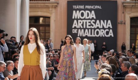 Erfolgreicher Start der Marke „Moda Artesana de Mallorca“ Vorführung von ‚Moda Artesana de Mallorca‘ im Teatre Principal mit traditionellen und modernen Designs.