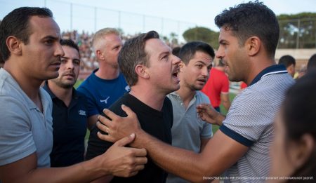 Strafe für Gewalt bei Fußballspiel auf Mallorca: Zutrittsverbot verhängt Ein Zuschauer gestikuliert wütend während eines Fußballspiels auf Mallorca.