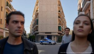 Gewalttätiger Zwischenfall in Manacor: Mitbewohner verletzt Außenansicht eines Wohngebäudes mit Polizeiauto vor Ort in Manacor, Mallorca.