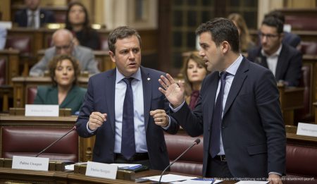 Kontroverse um Immobilienkäufe von Ausländern auf Mallorca Politische Debatte über Immobilienkäufe auf Mallorca im Parlament