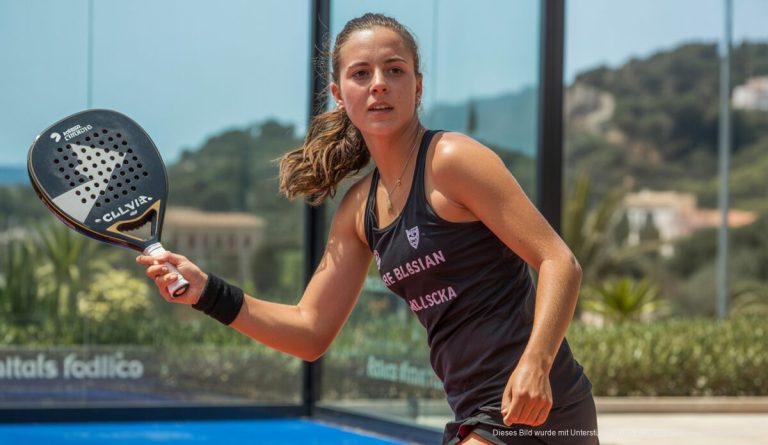 Milla Blaschke beim Padeltraining auf Mallorca