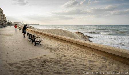 Sandverwehungen an der Playa de Palma nach Stürmen