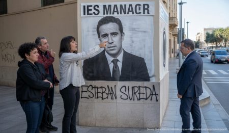 Skandal um Schmierereien gegen Vox-Politiker auf Mallorca Graffiti gegen Vox-Politiker in Manacor löst politische Spannungen auf Mallorca aus.