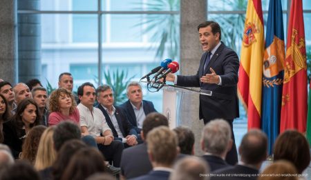 Politiker spricht bei einer Pressekonferenz über Halal-Menüs in Schulen