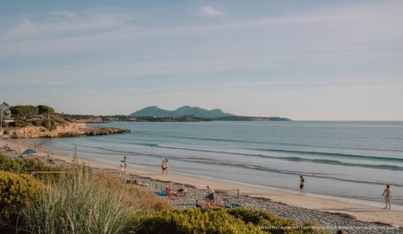 Wetter auf Mallorca: Mild und überwiegend bewölkt bis Februar Ein Bild von einem milden, überwiegend bewölkten Tag am Strand von Santanyí auf Mallorca im Februar