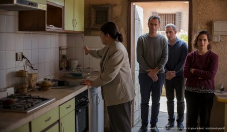 Familienhaus auf Mallorca mit Sozialarbeiterin; Symbol für Missbrauch