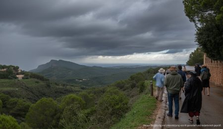 Über Mallorca ziehen schwere Regenwolken auf, Tramuntana Landschaft im Hintergrund