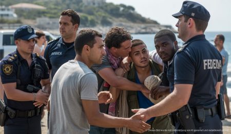 Streit um Flüchtlingspolitik auf den Balearen: Fragen zur Legalisierung erzeugen Kontroversen Migranten und Polizeibeamte auf Ibiza bei der Ankunftsszene