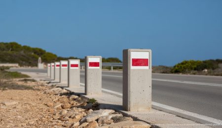 Betongrenzen bei Cala Varques auf Mallorca zur Verkehrskontrolle
