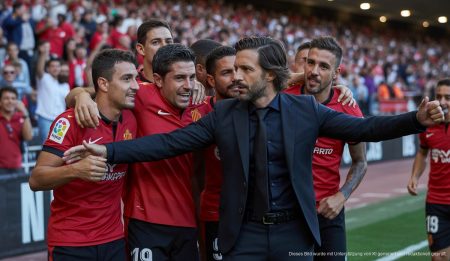 RCD Mallorca sichert wichtigen Sieg gegen Espanyol RCD Mallorca Spieler feiern Sieg im Stadion gegen Espanyol.