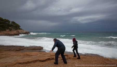 Sturm Deborah trifft auf die Küsten von Mallorca und bringt raue See mit hohen Wellen.