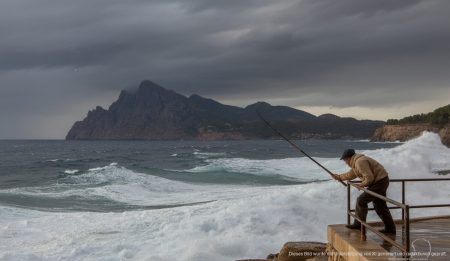 Stürmisches Wochenende mit starken Winden auf Mallorca Stürmisches Wetter an der Küste der Tramuntana auf Mallorca mit hohem Wellengang.
