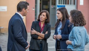 Lehrer und Schüler vor dem Eingang einer Schule in Andratx diskutieren besorgt