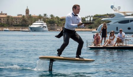 Daniel Rudolf auf einem E-Foil vor der Küste von Palma de Mallorca