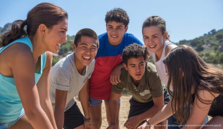 Bild des Jugendcamp La Victòria in Alcúdia, Mallorca, mit jungen Teilnehmern bei Freizeitaktivitäten