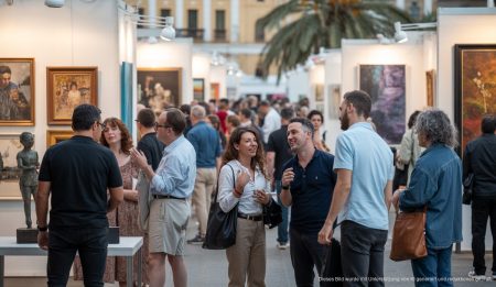 Palma de Mallorca stärkt zeitgenössische Kunst mit neuen Ankäufen Kunstmesse in Palma de Mallorca mit Besuchern und Künstlern
