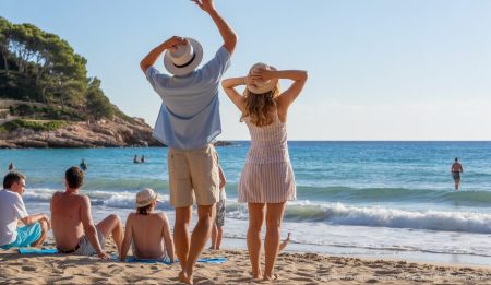 Sonniger Tag an der Küste von Mallorca mit entspannenden Touristen