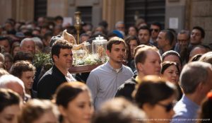 Traditionelle Osterprozession auf Mallorca in einer historischen Straße