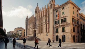 Außenansicht des Rathauses von Palma de Mallorca bei blauem Himmel