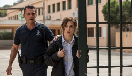 Schulschutz gegen Mobbing in Llucmajor: Schülerin unter ständiger Bewachung Schülerin und Wachmann vor Schule in Llucmajor, Mallorca