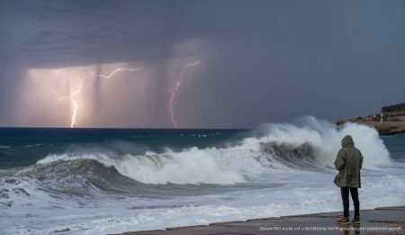 Sturm trifft Mallorca mit hohen Wellen und dunklen Wolken
