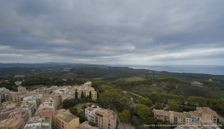 Wolkenverhangener Himmel über Mallorca: Wetterprognosen im Fokus Blick auf Mallorca mit Wolkenbedeckung über Santanyí und Santa Ponsa