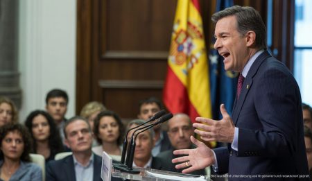 Baleares: Prohens plant for future elections Politische Rede von Marga Prohens mit spanischer Flagge