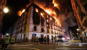 Ein Brand in einem Gebäude auf der Calle Tiziano in Palma de Mallorca bei Nacht