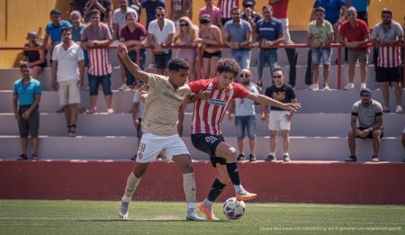 Fußballspieler der Balearen kämpfen um den Ball im Playoff-Spiel