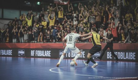 Futsal-Spiel im Halbfinale der UEFA Futsal Champions League zwischen Illes Balears Palma und Étoile Lavalloise in einer lebendigen Arena in Pesaro, Italien.