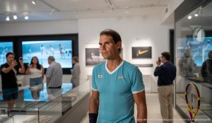 Rafa Nadal: Klare Ansage zu Real Madrid und Museumserweiterung Rafael Nadal in seinem Museum in Manacor, umgeben von Tennistrophäen.