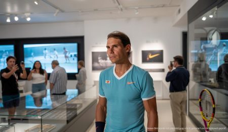 Rafa Nadal: Klare Ansage zu Real Madrid und Museumserweiterung Rafael Nadal in seinem Museum in Manacor, umgeben von Tennistrophäen.