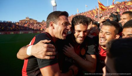 Raíllos Rekord-Rückkehr bei Mallorca für Finale gegen Levante Antonio Raíllo mit dem RCD Mallorca-Team im Stadion vor wichtigem Spiel