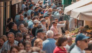 Tourismusboom in Soller: Auslastung übertrifft die Einwohnerzahl Touristen in Soller, Mallorca, beleben die Stadt