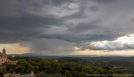 Wettervorhersage für Mallorca: Gewitter und Regen erwartet Dramatisches Wetter auf Mallorca mit dunklem Himmel und Regen.