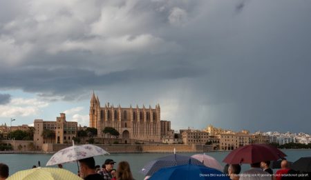 Regenwolken über der Kathedrale von Palma de Mallorca