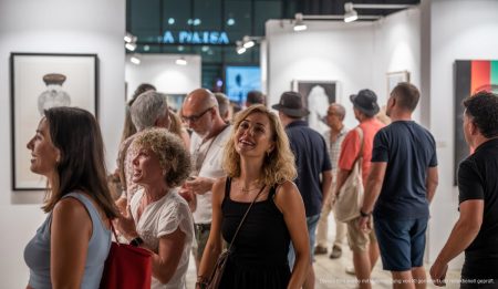 Art Palma Summer eröffnet: Mallorcas Kunstszene im Fokus Besucher im Kunstgalerie während des Art Palma Summer Events auf Mallorca