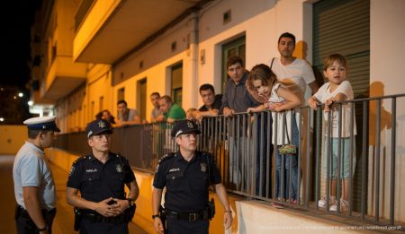 Tante in Palma festgenommen: Kinder allein Zuhause gelassen Polizeiaktion in Palma mit nervösen Kindern auf einem Balkon