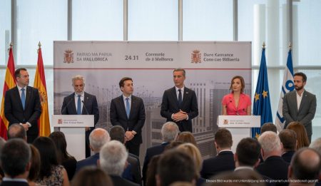 Förderung für Modernisierung und Innovation auf den Balearen Ankündigung eines Förderprogramms in Palma de Mallorca mit Regierungsvertretern und digitalem Hintergrund