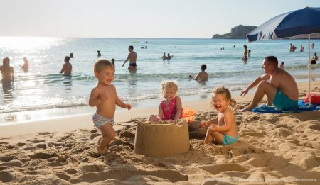 Perfektes Sommerwetter mit Sonnenschein am Strand von Santa Ponsa