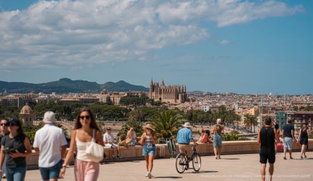 Wetter auf Mallorca: Sommerliche Temperaturen in Palma und Umgebung Sommerliches Wetter in Palma de Mallorca mit Stadtansicht und Menschen im Freien.