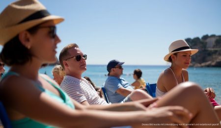 Klares Wetter und hohe Temperaturen auf Mallorca erwartet Sonniger Tag am Strand von Santa Ponsa auf Mallorca