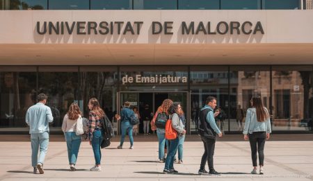 Universität von Mallorca erweitert Studienangebote mit neuen Fakultäten Außenansicht des Universitäts-Campus in Mallorca mit Studierenden