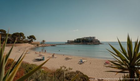 Leere Strände in Palma de Mallorca ohne Liegen und Schirme