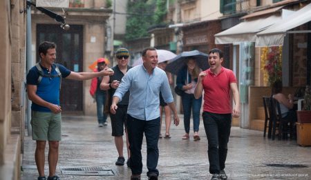 Wetter auf Mallorca: Regenschauer und milde Temperaturen erwarten Sie Regnerische Szene in Palma de Mallorca mit traditionellen Cafés und Touristen.