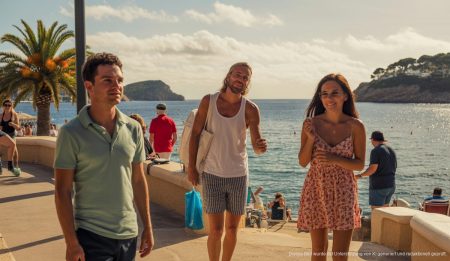 Sommerwetter in Port d’Andratx: Temperaturen und Wetterentwicklung Sommerwetter in Port d'Andratx mit Küstenblick und Menschen bei warmen Temperaturen